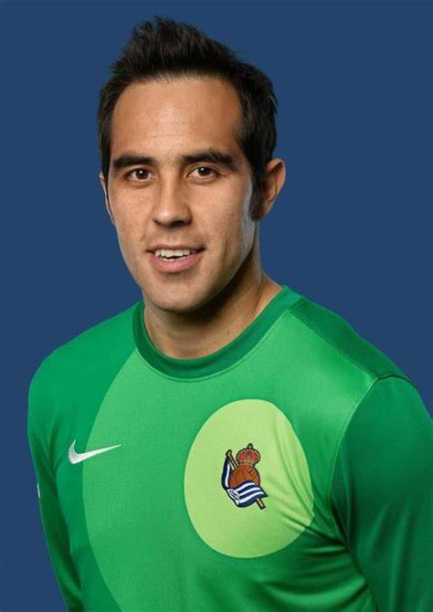 Claudio Bravo con camiseta Real Sociedad