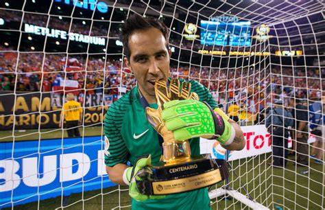 Claudio Bravo levantando Trofeo Zamora