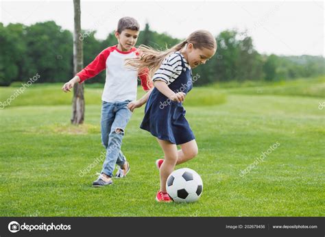 niños y niñas jugando fútbol campeonato