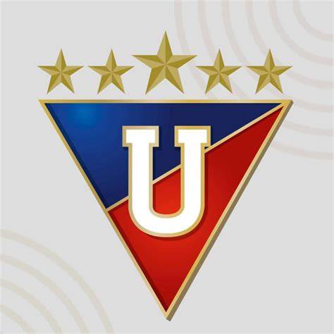 Detalle del escudo triangular de LDU Quito