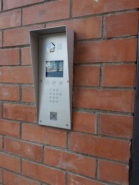 Portero controlando acceso de edificio