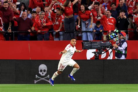 Alexis Sánchez celebrando gol en Champions League