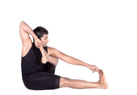 Persona realizando Akarna Dhanurasana