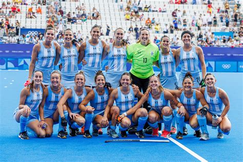 Jugadoras de hockey compitiendo en pista