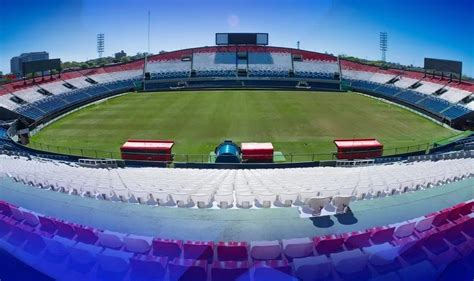 Gradas y campo del Defensores del Chaco