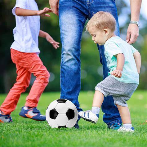 niños moviendo tela con balón