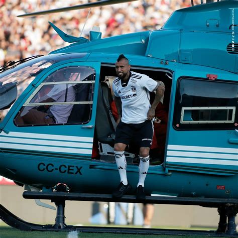 Arturo Vidal en muletas Estadio Monumental