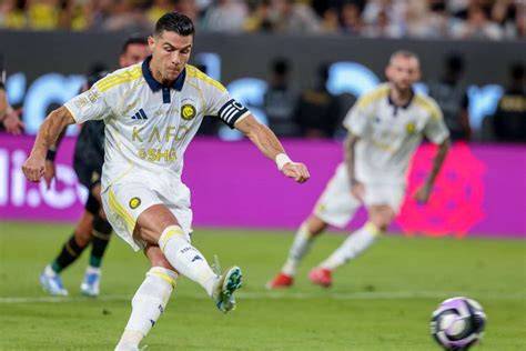 Ronaldo lanzando penalti con Al Nassr