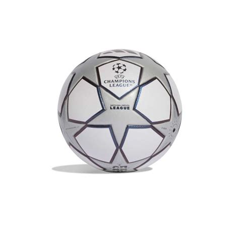 Pelota UEFA Champions League 3rd sobre cancha