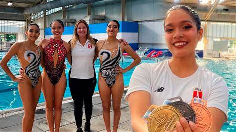 Campeonas de natación artística en podio