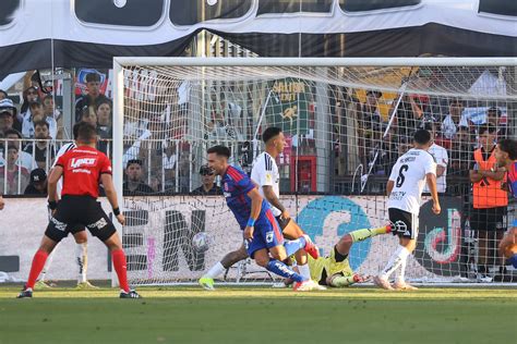 Matías Zaldivia celebra gol ante Colo Colo