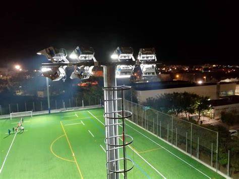 torres LED iluminando cancha de fútbol