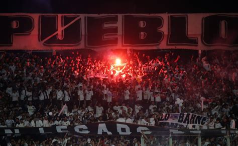 Hinchas de Colo-Colo cantando en estadio