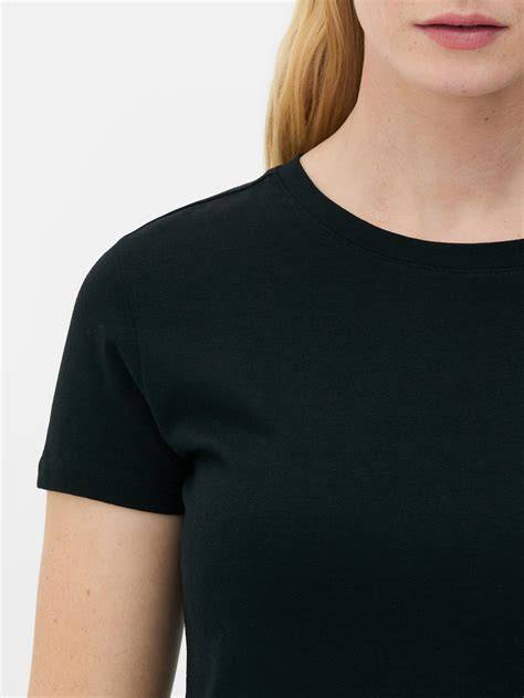 camiseta femenina elástica cuello redondo