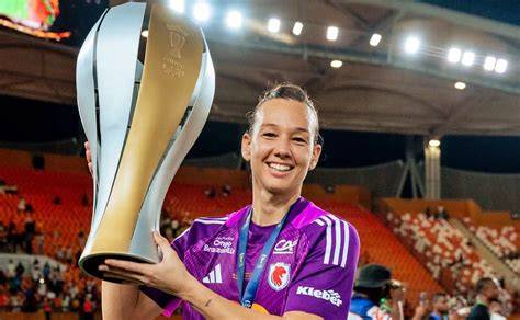 Cristiane Endler con la Copa Libertadores