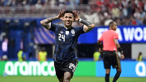 Enzo Gutiérrez celebra gol en final
