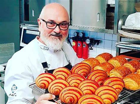 Osvaldo Gross preparando pastelería profesional