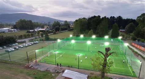canchas de futbolito con iluminación nocturna
