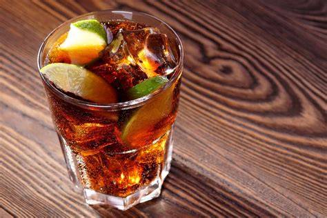 vaso alto con pisco y Coca-Cola