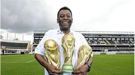 Pelé levantando la Copa del Mundo