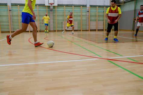 entrenamiento de fútbol sala en pista cubierta