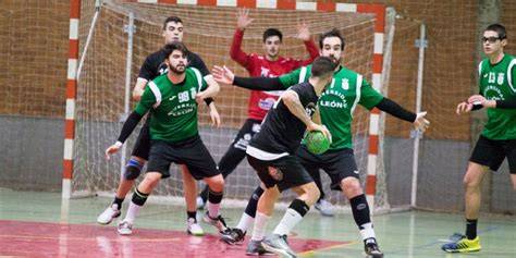 jugadores de handball realizando un pase