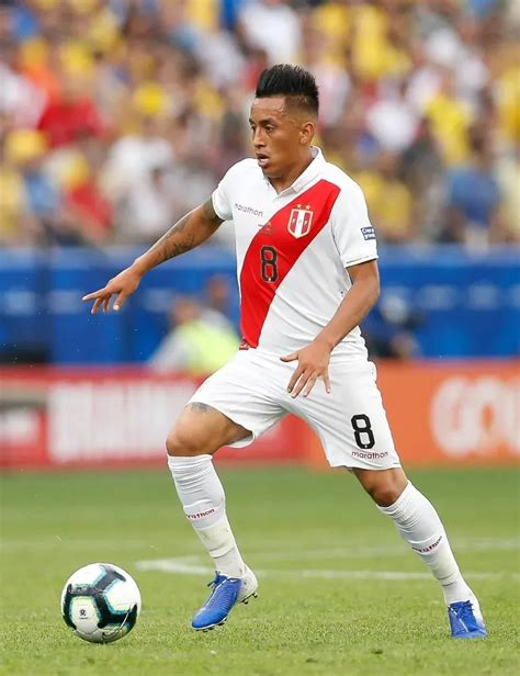 Christian Cueva jugando partido de fútbol