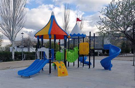 Juegos infantiles junto a recinto deportivo
