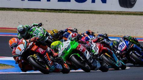 carrera de Supersport 300 en circuito