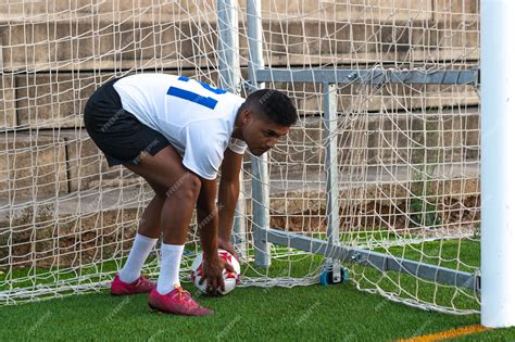 Jugador sacando el balón del campo