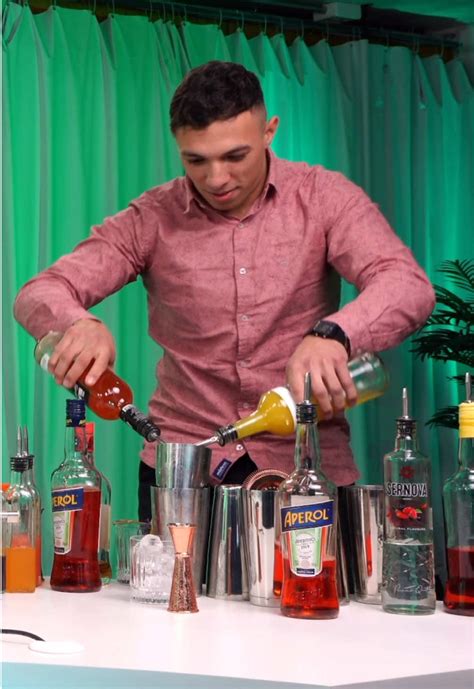 Competición de coctelería flair con botellas