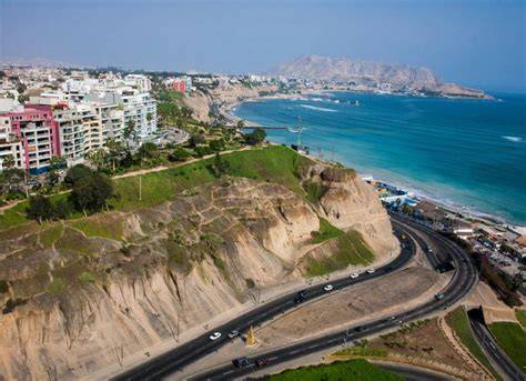 Carretera costera y desierto de Ica