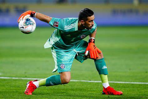 Claudio Bravo atajando para la selección chilena