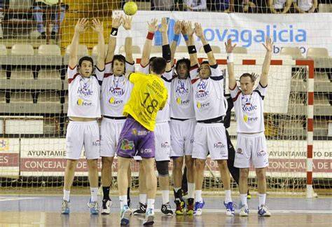 Jugadores ejecutando golpe franco balonmano