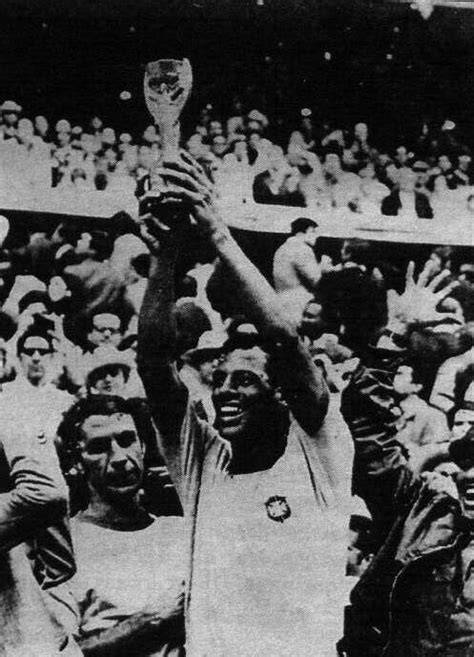 Carlos Alberto levanta la Copa Jules Rimet