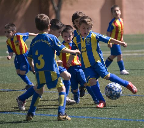 Niños jugando baby fútbol con zapatillas