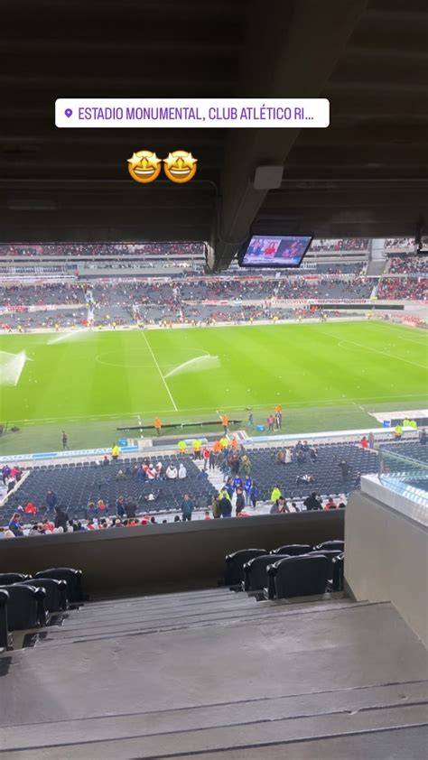 Profesora de Julián Álvarez en estadio Monumental