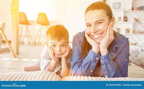 Madre e hijo en sala cuna penitenciaria