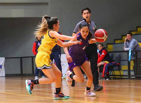 Equipo escolar jugando básquetbol