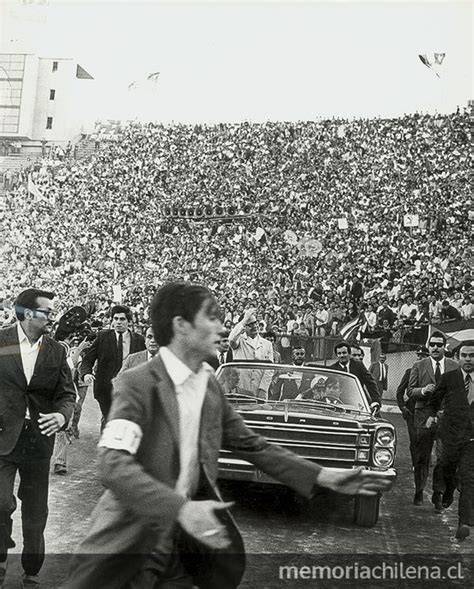 Salvador Allende en el Estadio Nacional en 1971