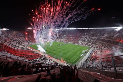 defensa central de River Plate en entrenamiento