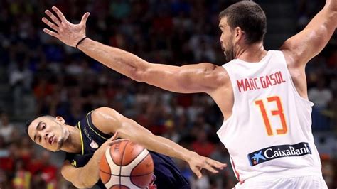 Marc Gasol defiende ante Luis Scola