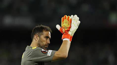 Claudio Bravo defendiendo la portería del Barcelona