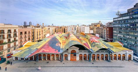 Mercado de Santa Caterina cubierta multicolor