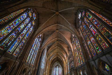Interior gótico con bóvedas y vidrieras