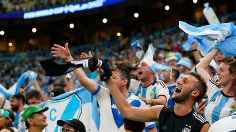 Hinchas argentinos sufren derrota en final