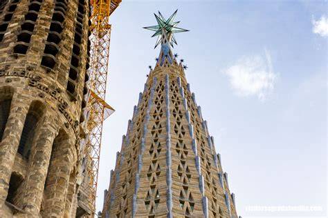 Torres de la Sagrada Família al atardecer