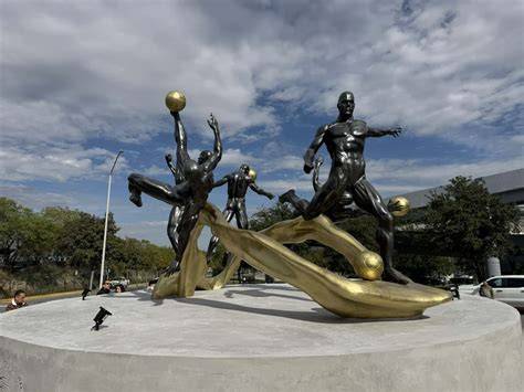 Estatua conmemorativa junto al Estadio Olímpico