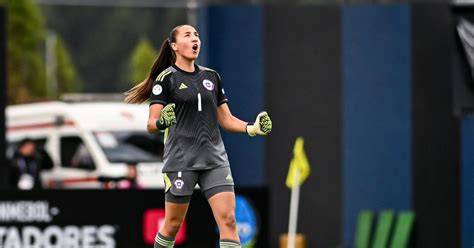 Antonia Canales defendiendo el arco de Chile