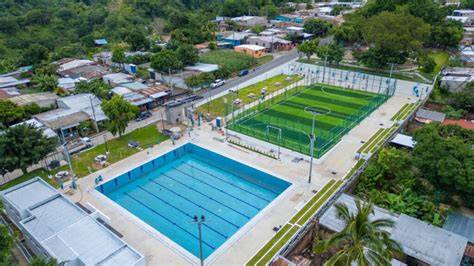 Complejo deportivo con canchas y piscina